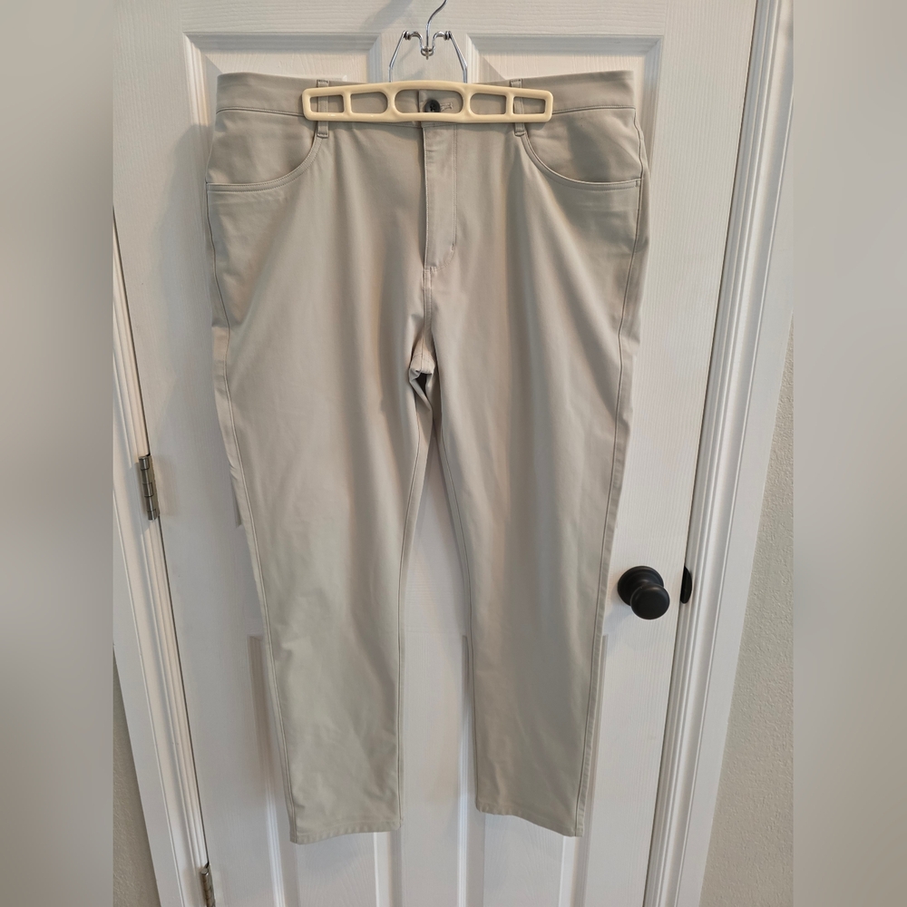 Vuori Meta Pant Athletic Slim Fit 30", with a tapered leg